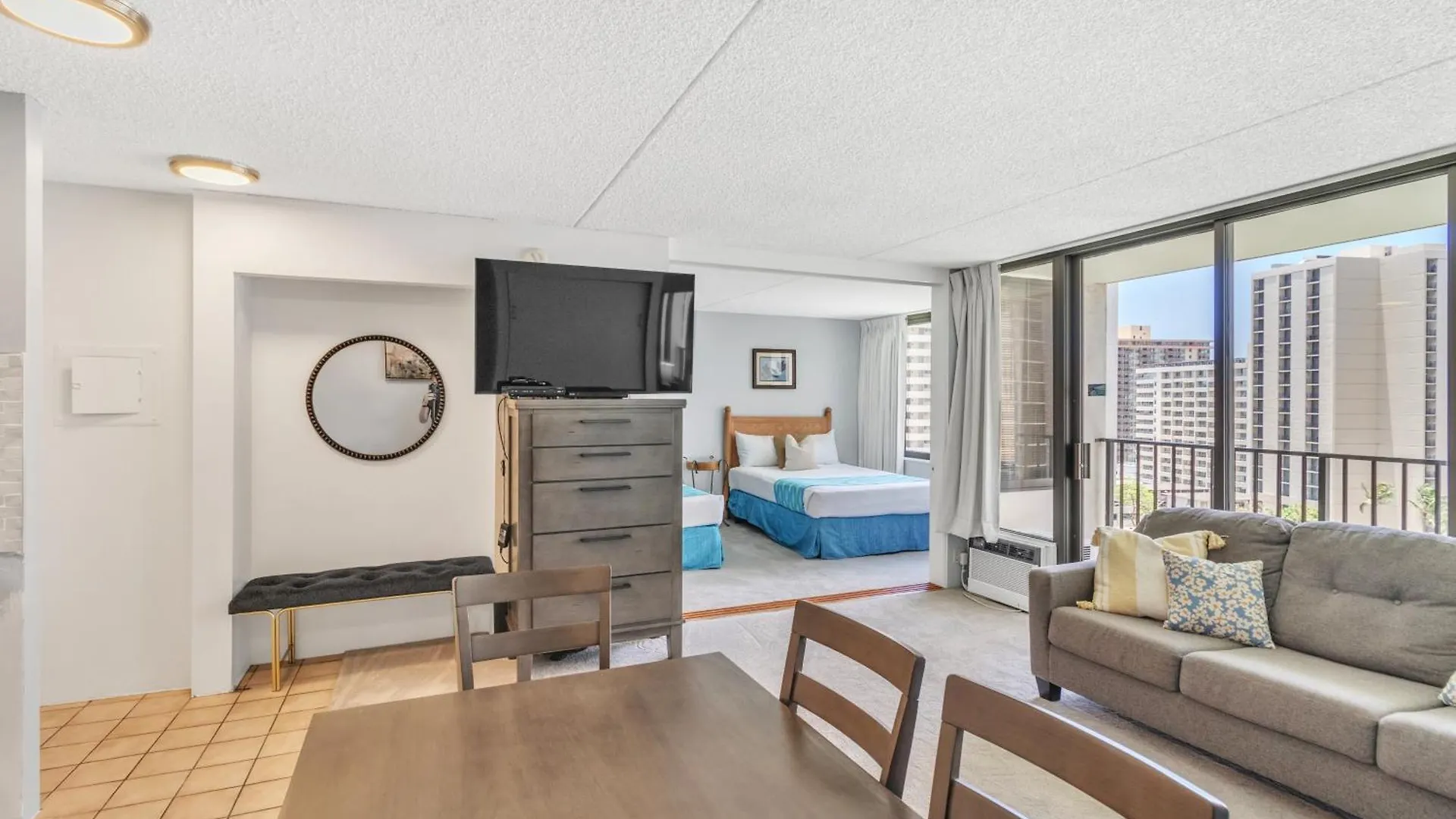 Spacious Waikiki Condo 1 Block From Beach With Full Kitchen And Free Parking Χονολουλού 0*,  Ηνωμένες Πολιτείες της Αμερικής