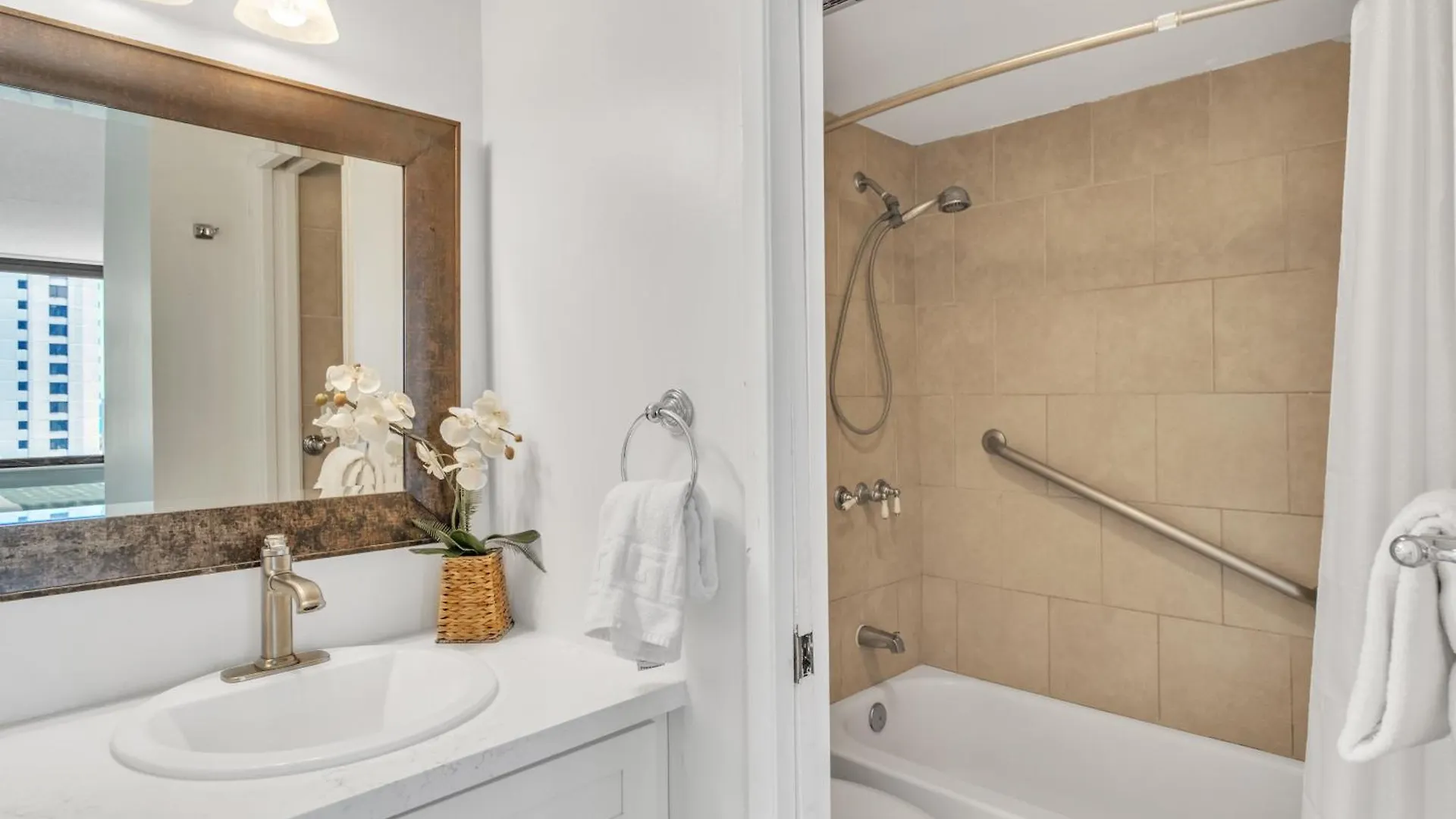 Spacious Waikiki Condo 1 Block From Beach With Full Kitchen And Free Parking Χονολουλού Διαμέρισμα