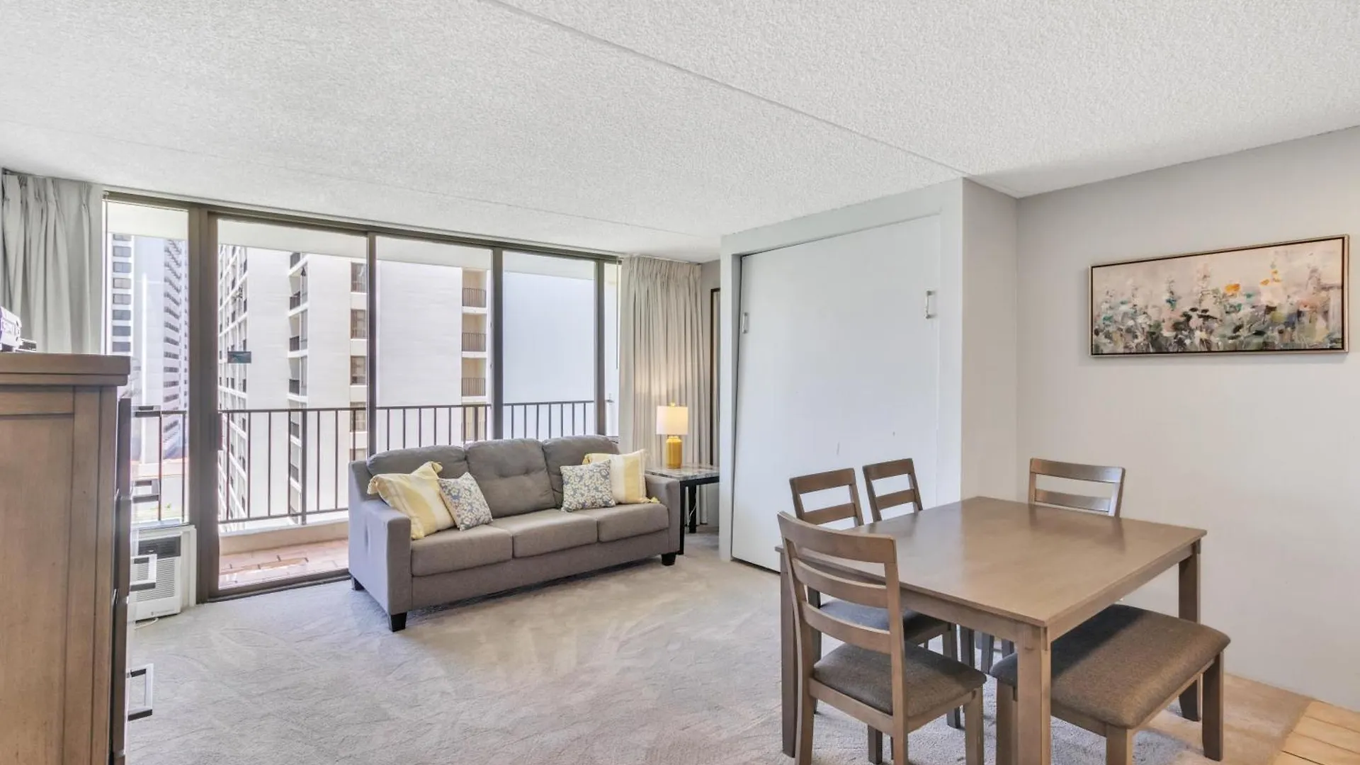 Spacious Waikiki Condo 1 Block From Beach With Full Kitchen And Free Parking Χονολουλού