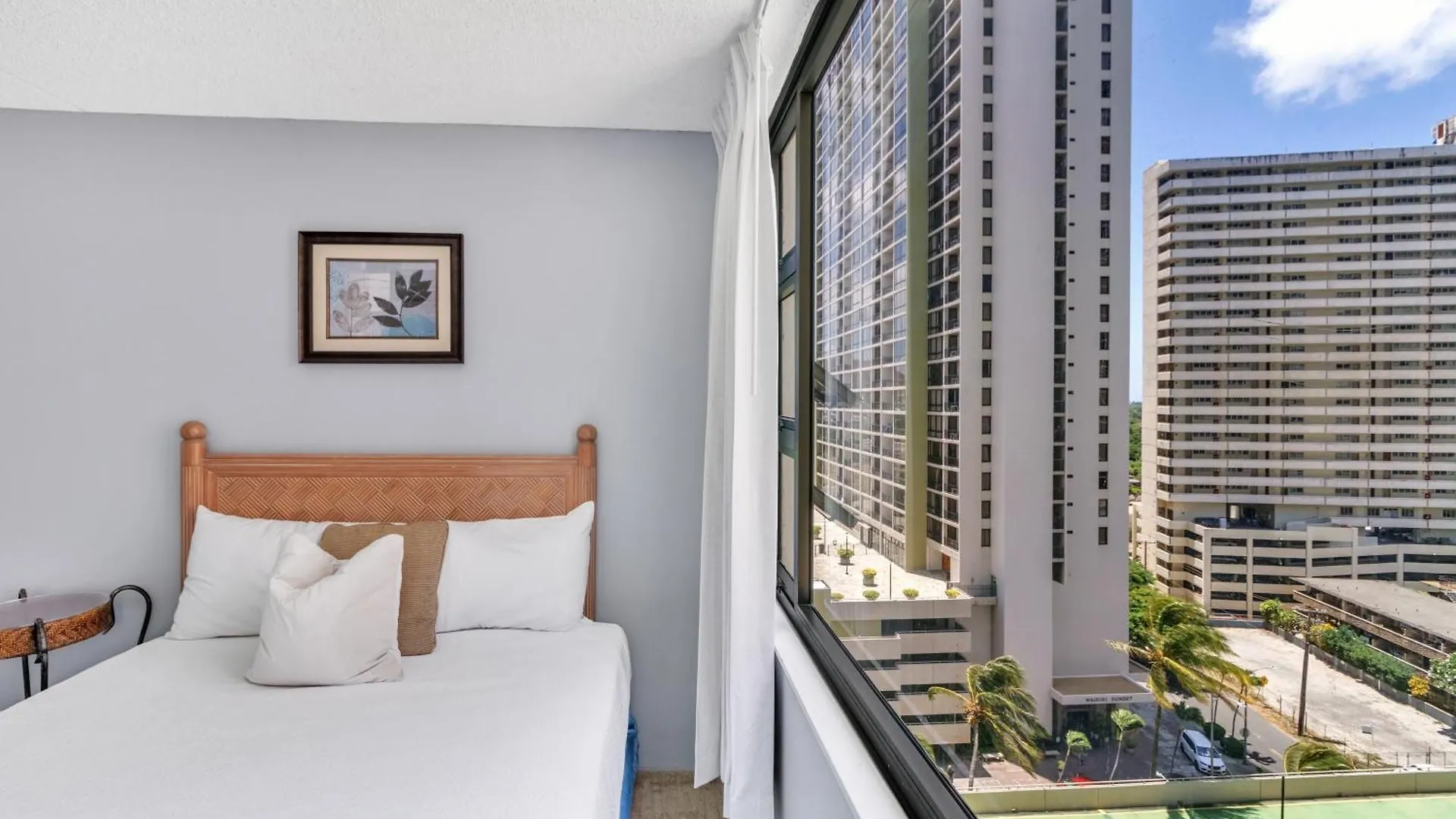 Spacious Waikiki Condo 1 Block From Beach With Full Kitchen And Free Parking Χονολουλού