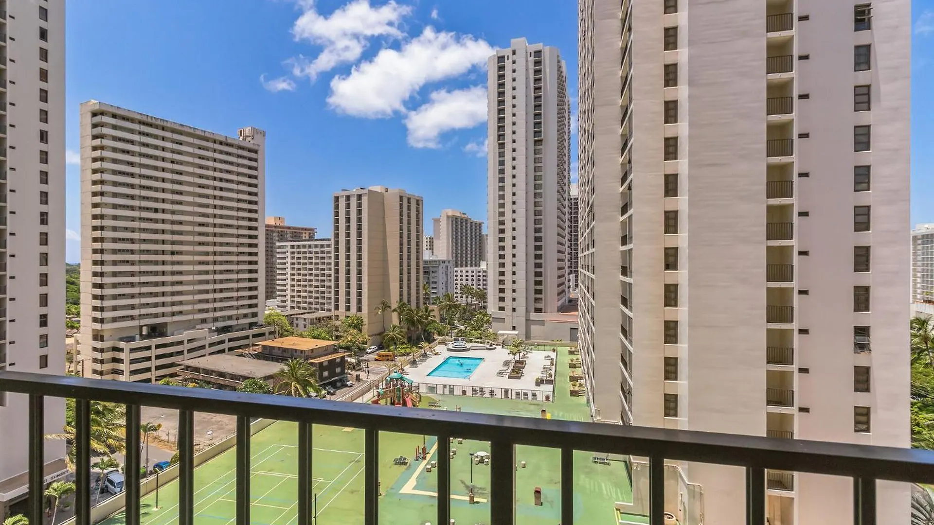 Spacious Waikiki Condo 1 Block From Beach With Full Kitchen And Free Parking Χονολουλού