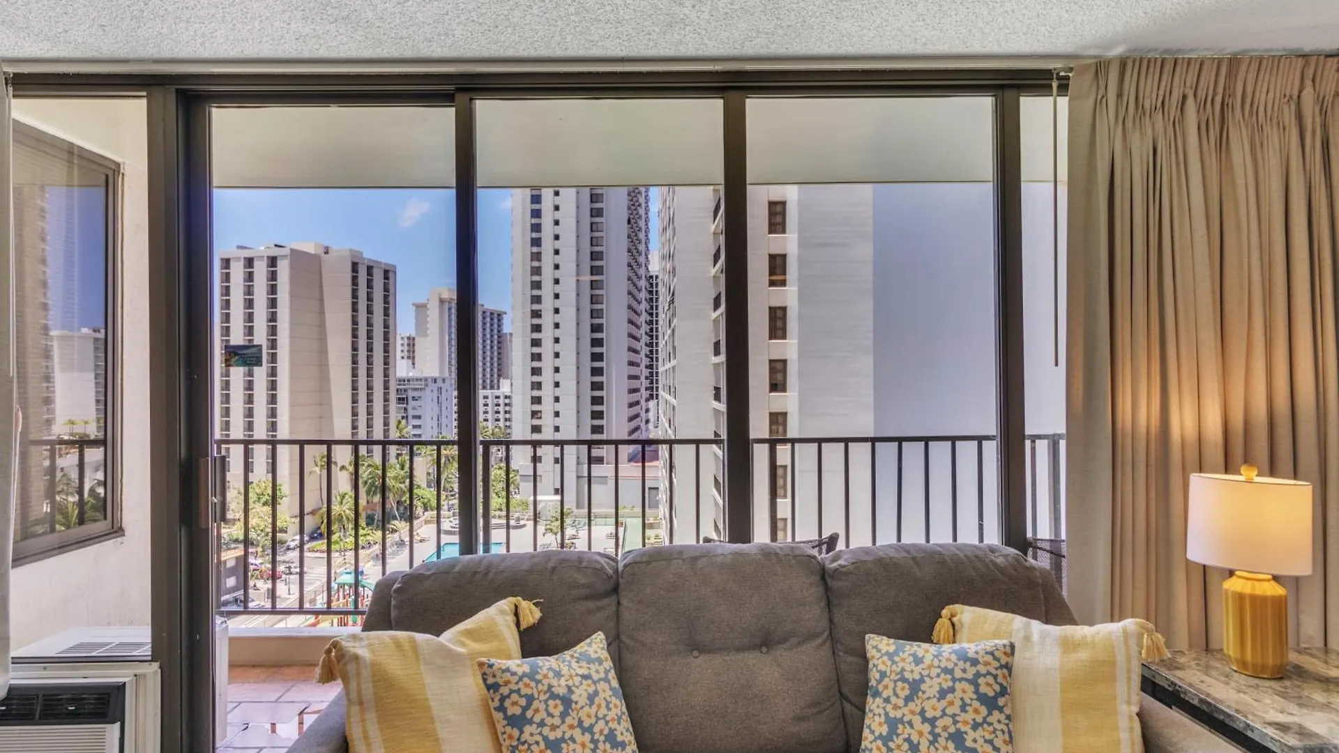Spacious Waikiki Condo 1 Block From Beach With Full Kitchen And Free Parking Χονολουλού