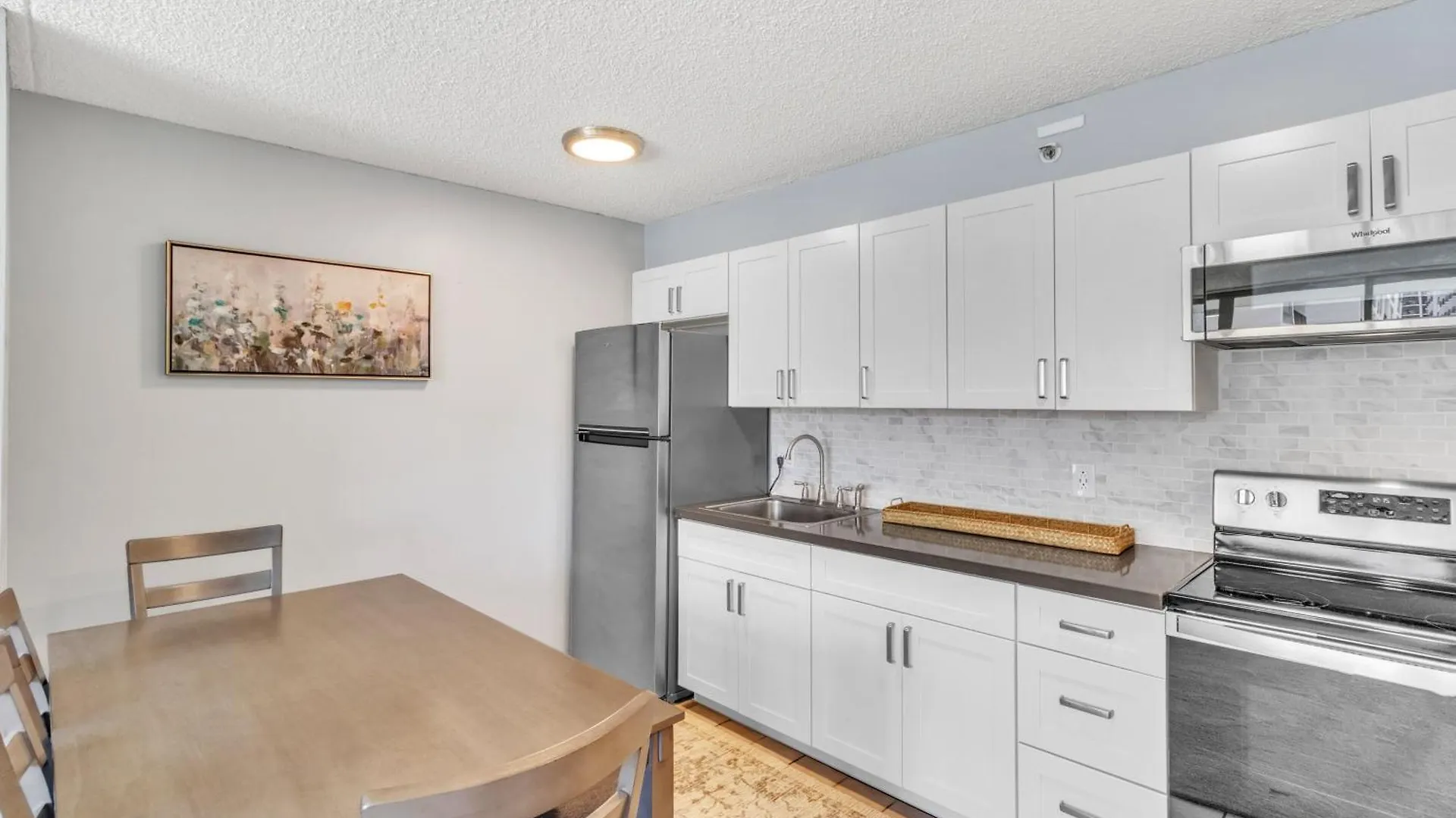 Spacious Waikiki Condo 1 Block From Beach With Full Kitchen And Free Parking의 연락처