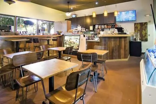 Spacious Waikiki Condo 1 Block From Beach With Full Kitchen And Free Parking 호놀룰루 아파트