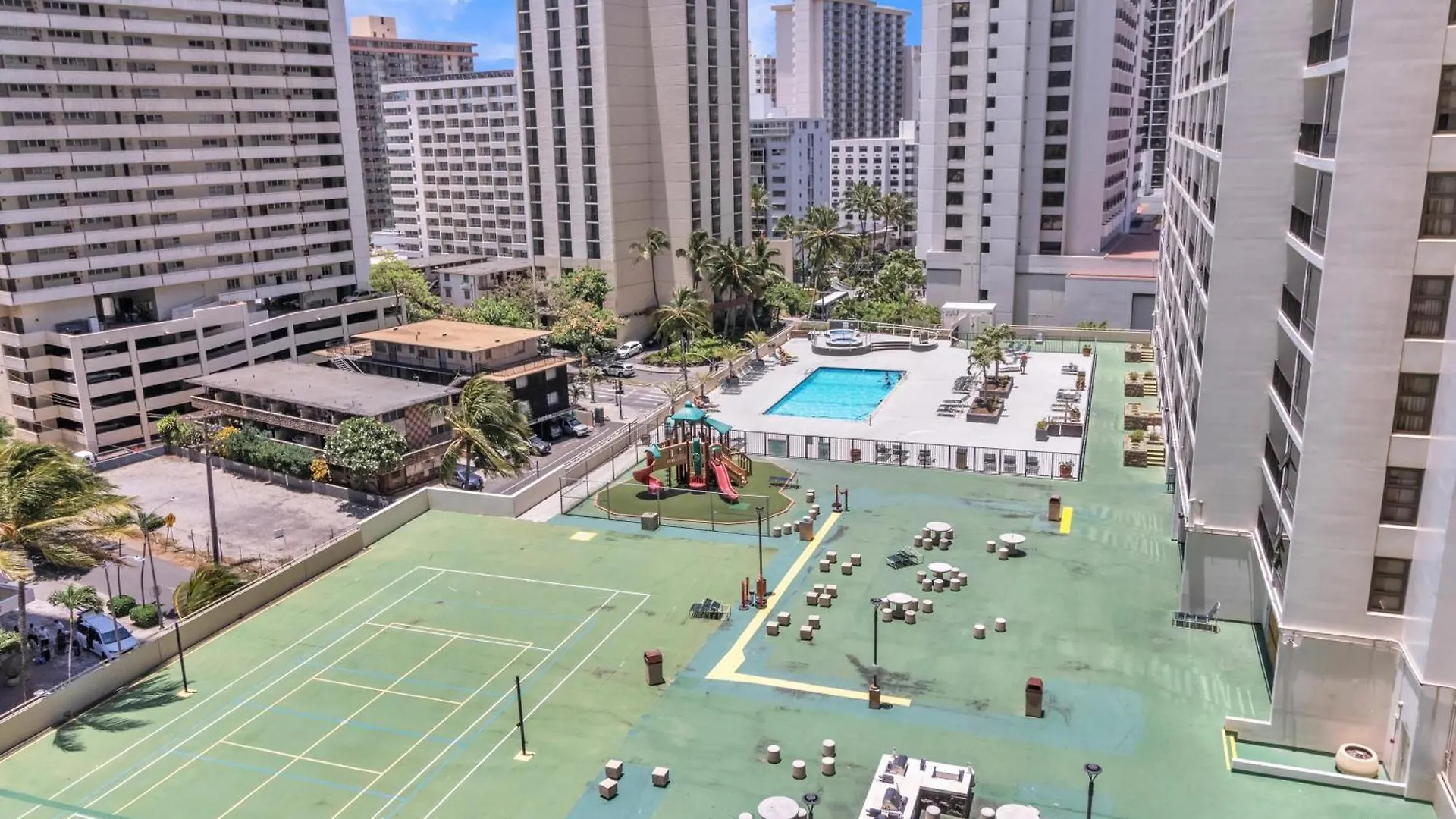 Spacious Waikiki Condo 1 Block From Beach With Full Kitchen And Free Parking 호놀룰루