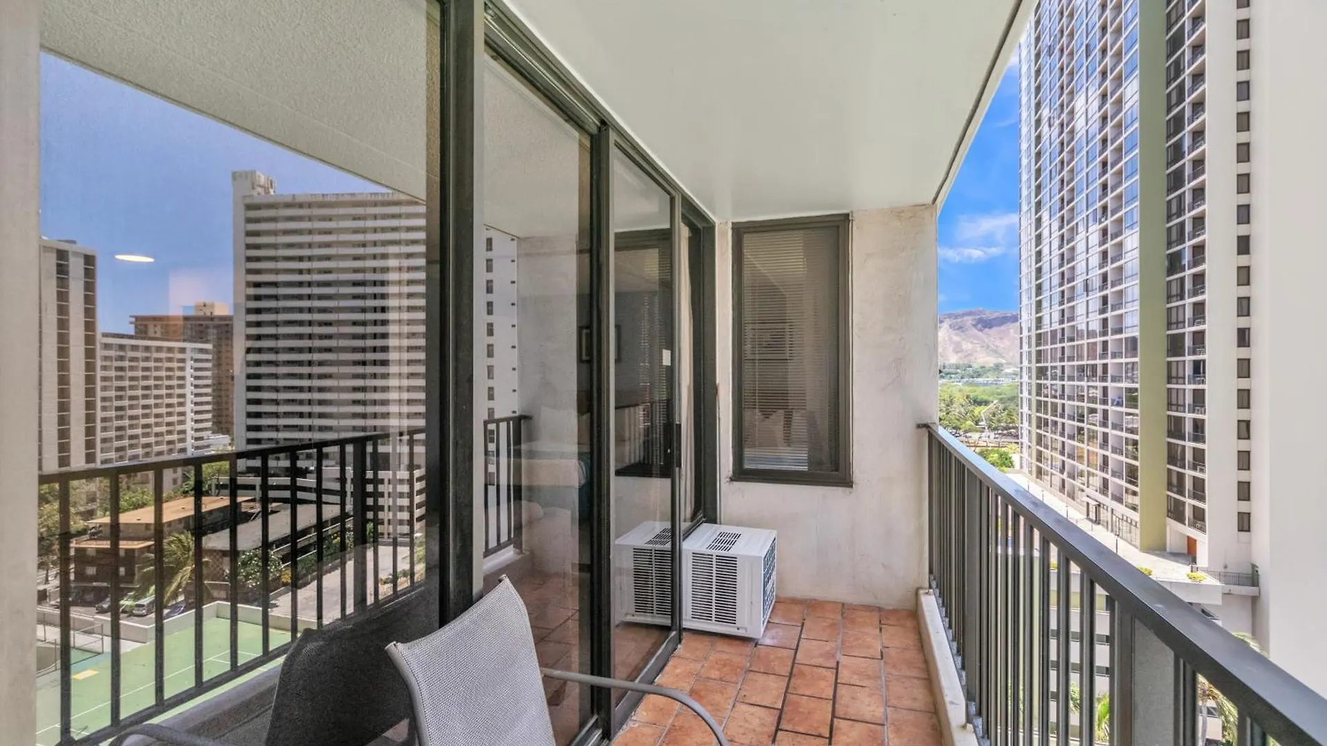 Spacious Waikiki Condo 1 Block From Beach With Full Kitchen And Free Parking 호놀룰루 0*,  미국